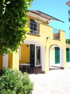 Гостиница Andoramare B&B  Marina di Andora